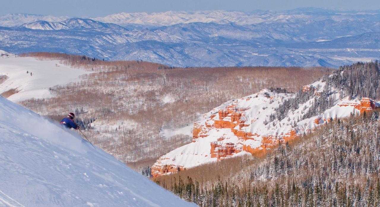 在布赖恩峰度假村的红岩地貌上滑雪 在布赖恩峰度假村的红岩地貌上滑雪