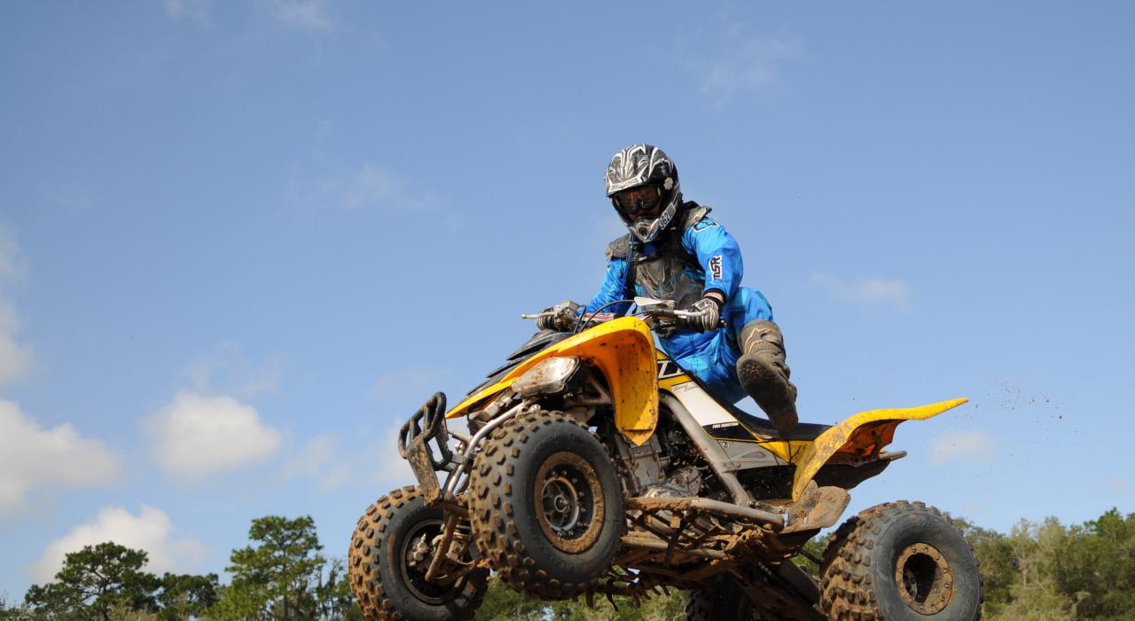 在威斯拉库奇国家森林中的克鲁姆摩托车区骑上全地形越野车凌空一跃