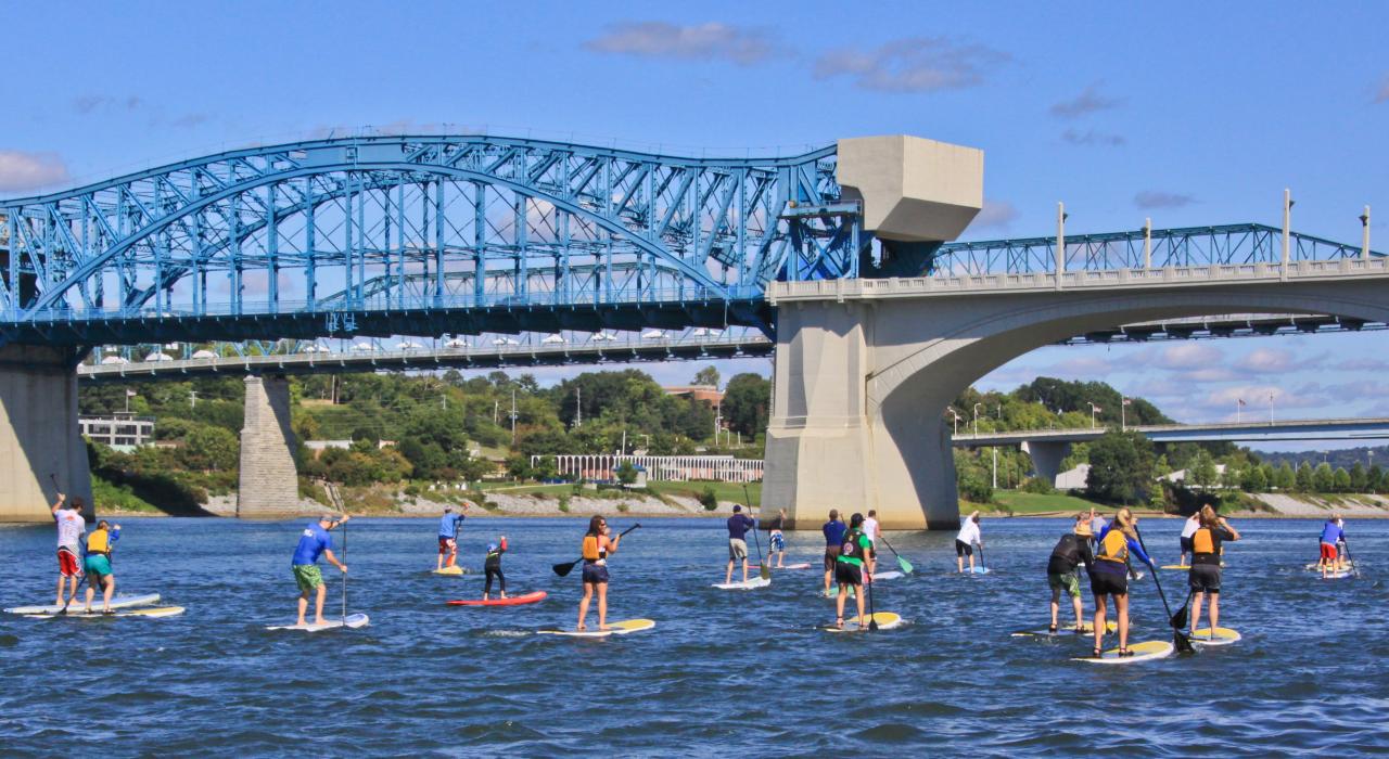 RiverRocks Adventure Sports Games 运动会期间，在田纳西河上进行明轮船竞赛