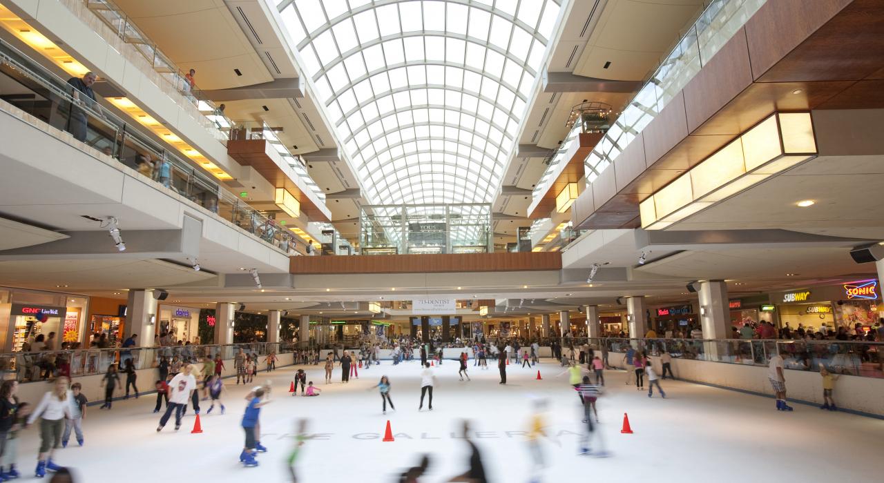 Galleria 购物中心的室内滑冰场 Galleria 购物中心的室内滑冰场