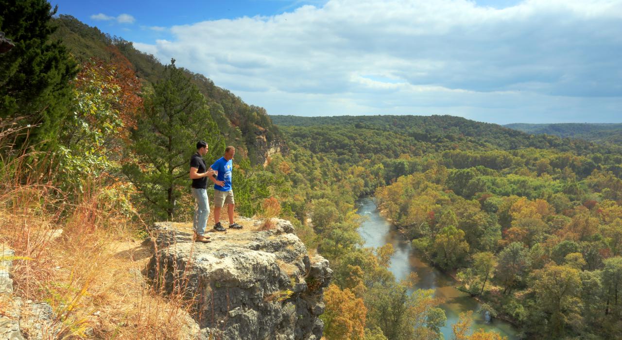 俯瞰密苏里州魔鬼弯道附近的大潘尼河
