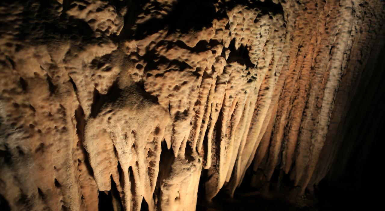 密苏里州斯普林菲尔德神秘洞穴内的钟乳石
