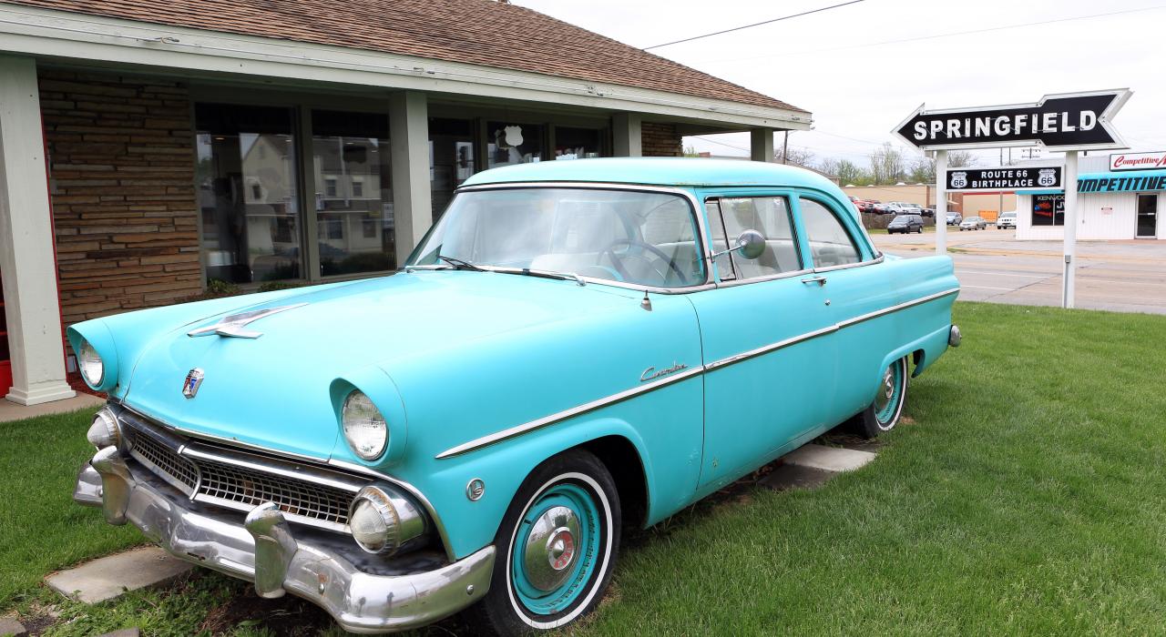 密苏里州 66 号公路上的老爷车