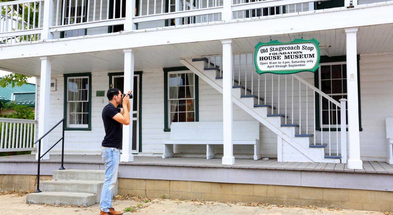 密苏里州韦恩斯维尔市中心的古旧马车站