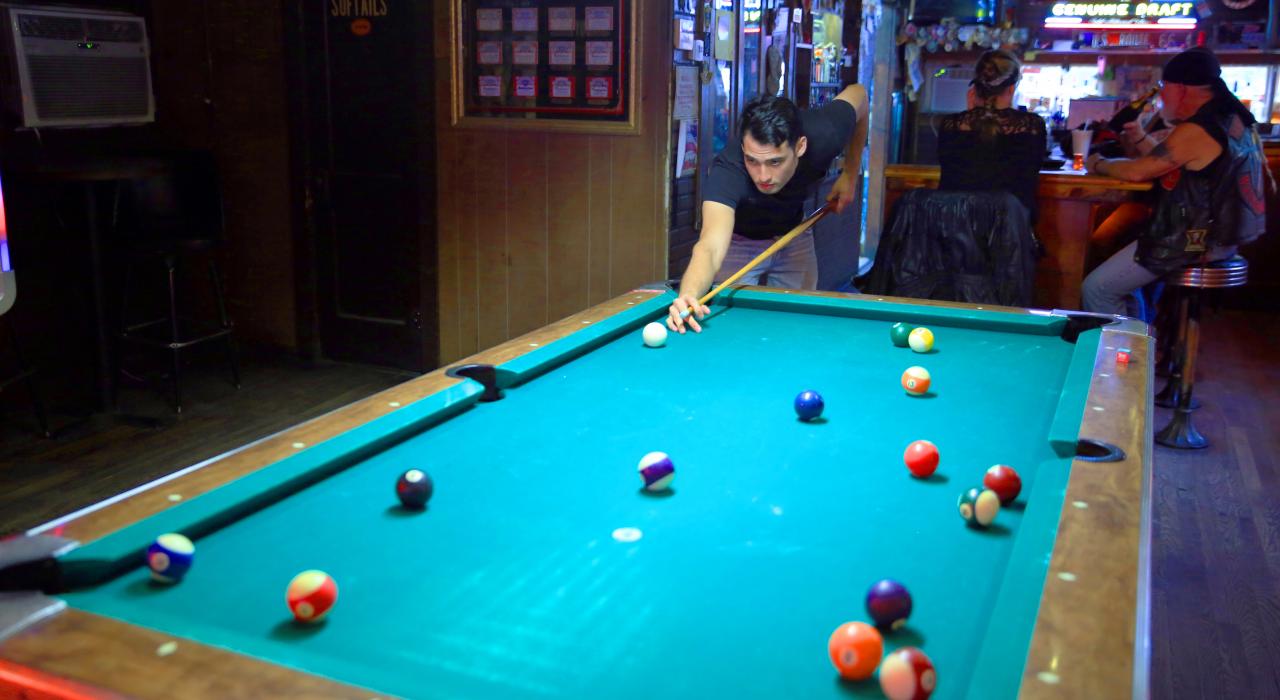 密苏里州历史悠久的 66 号公路旁的 Elbow Inn & BBQ Pit 摩托车酒吧内的桌球娱乐