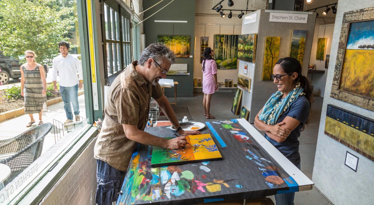River Arts District 地区某一画廊中正在进行创作的艺术家 River Arts District 地区某一画廊中正在进行创作的艺术家