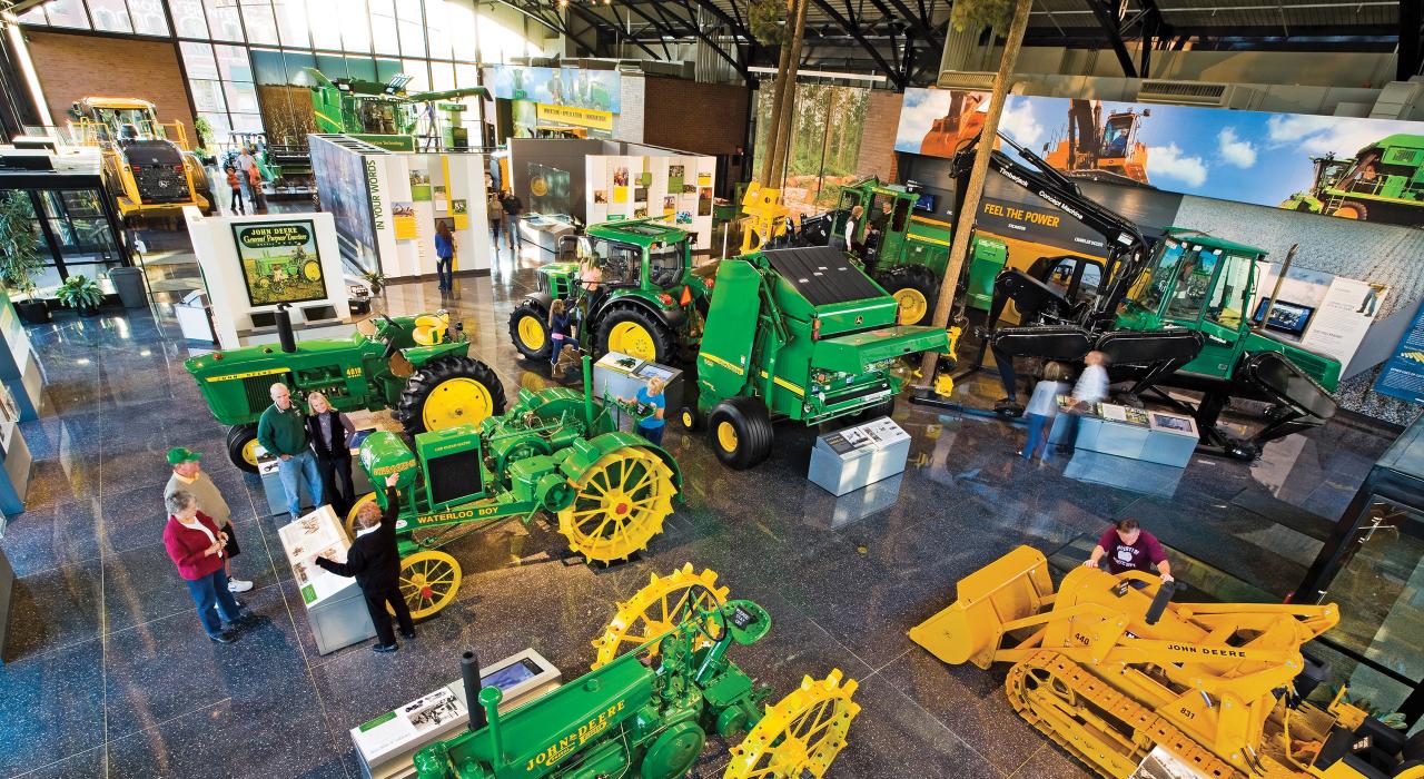 莫林的约翰迪尔展馆的拖拉机展览