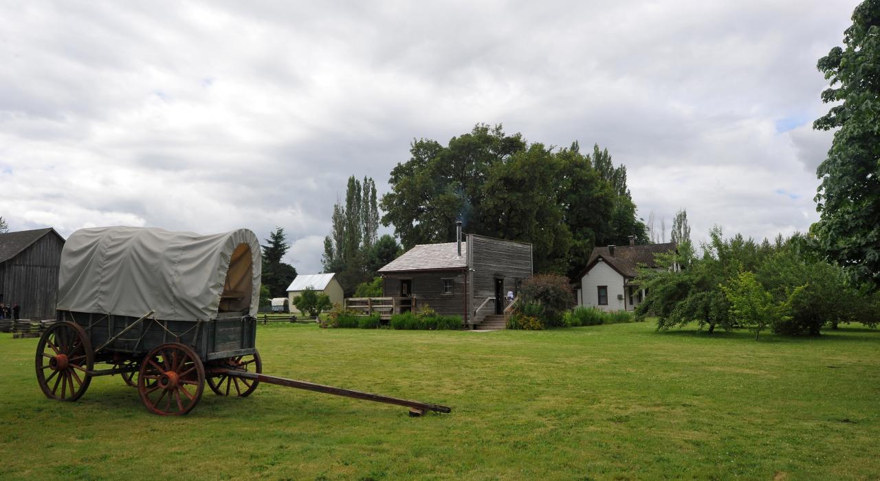 古老巴洛路上的菲利普福斯特农场的有蓬马车 古老巴洛路上的菲利普福斯特农场的有蓬马车