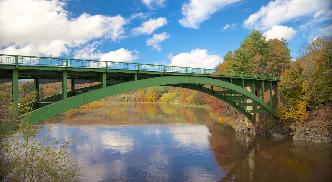 横跨纽约州纳罗斯堡特拉华河上游的桥梁 横跨纽约州纳罗斯堡特拉华河上游的桥梁