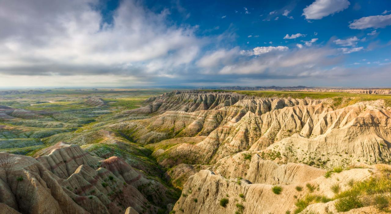 独特的岩层历经数百万年形成崎岖不平的山峰 独特的岩层历经数百万年形成崎岖不平的山峰