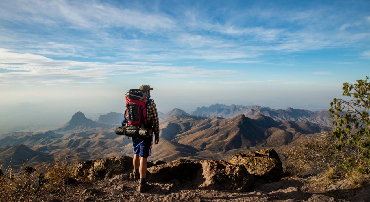 在具有挑战性的徒步旅行中途,站在南缘俯瞰迷人远景 在具有挑战性的徒步旅行中途,站在南缘俯瞰迷人远景