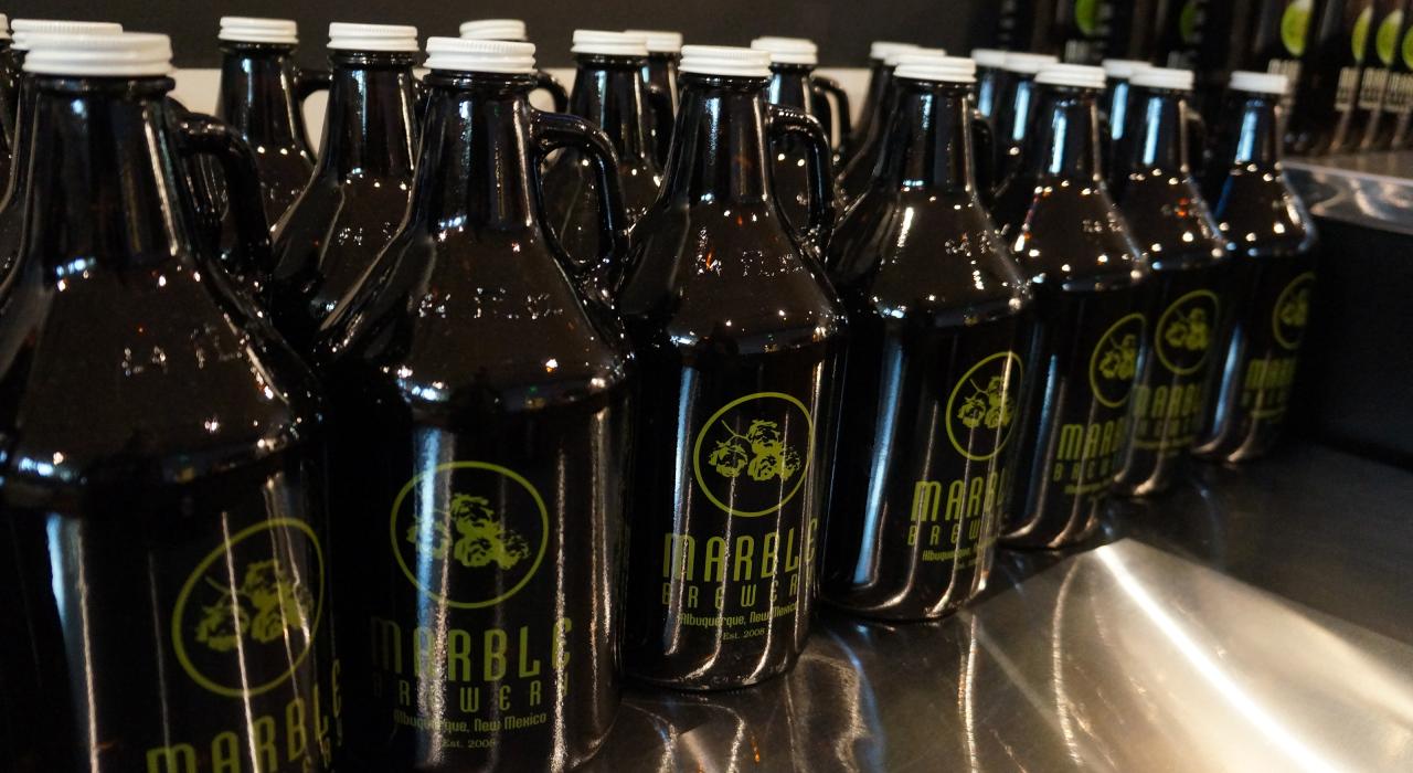 新墨西哥州阿尔伯克基 Marble Brewery 啤酒厂的啤酒壶 新墨西哥州阿尔伯克基 Marble Brewery 啤酒厂的啤酒壶