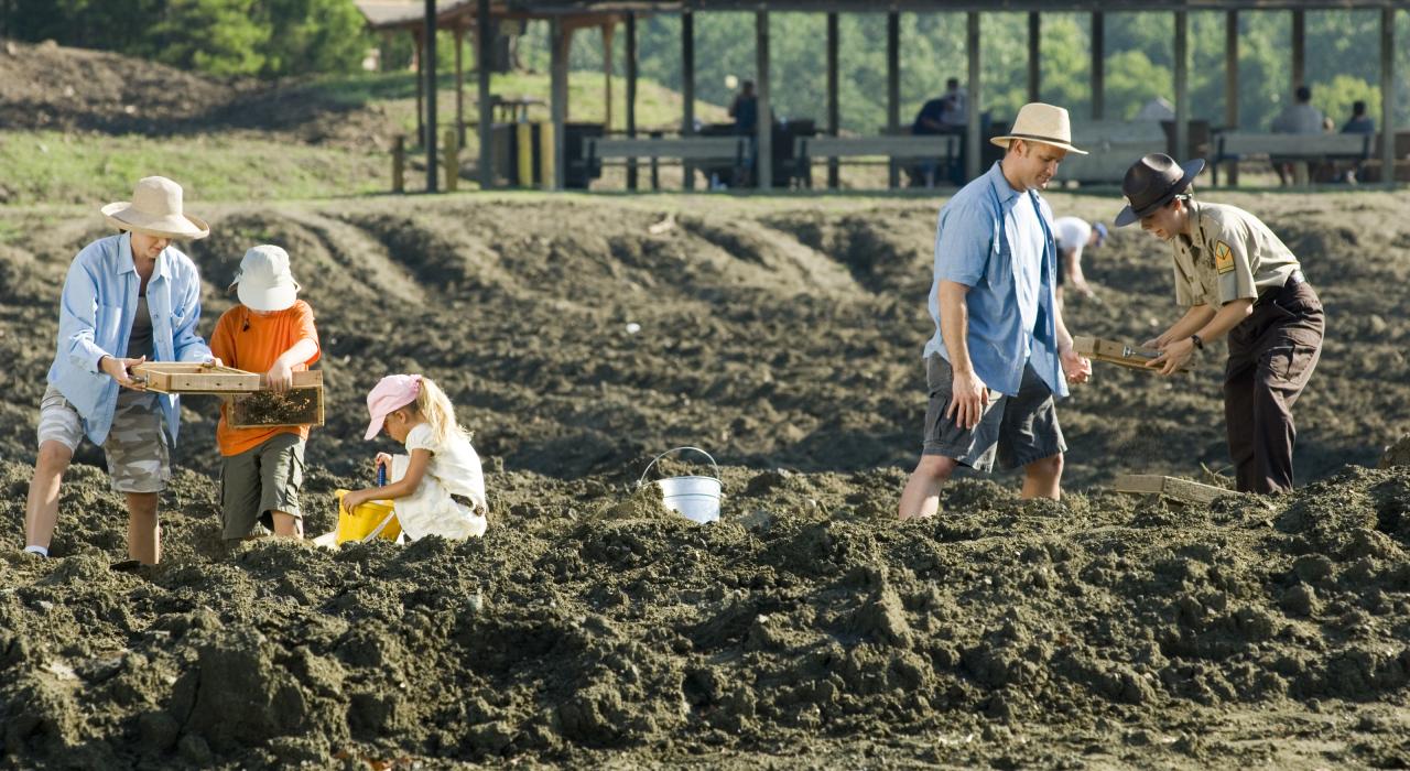 在阿肯色州默夫里斯伯勒的钻石坑州立公园中寻宝
