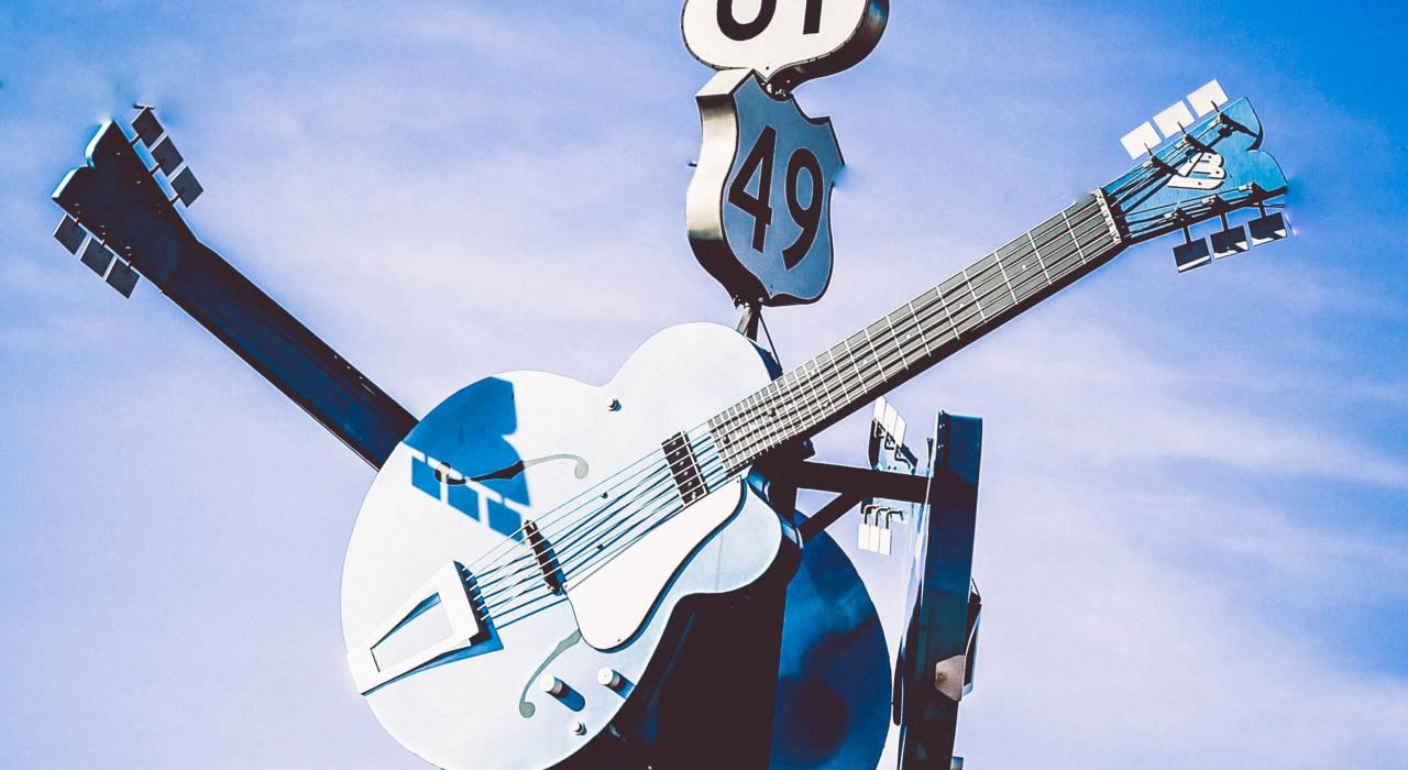 密西西比州克拉克斯代尔“十字路口”展出的电吉他