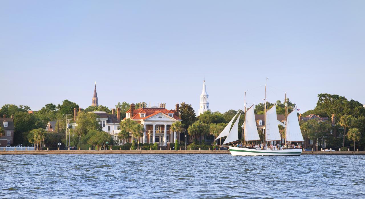 在“自豪号”帆船上游览查尔斯顿港 在“自豪号”帆船上游览查尔斯顿港