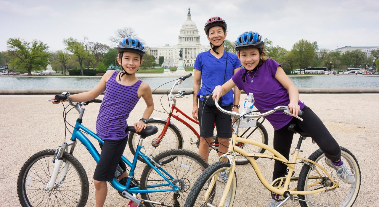 在华盛顿哥伦比亚特区国会大厦倒影池前骑行 在华盛顿哥伦比亚特区国会大厦倒影池前骑行