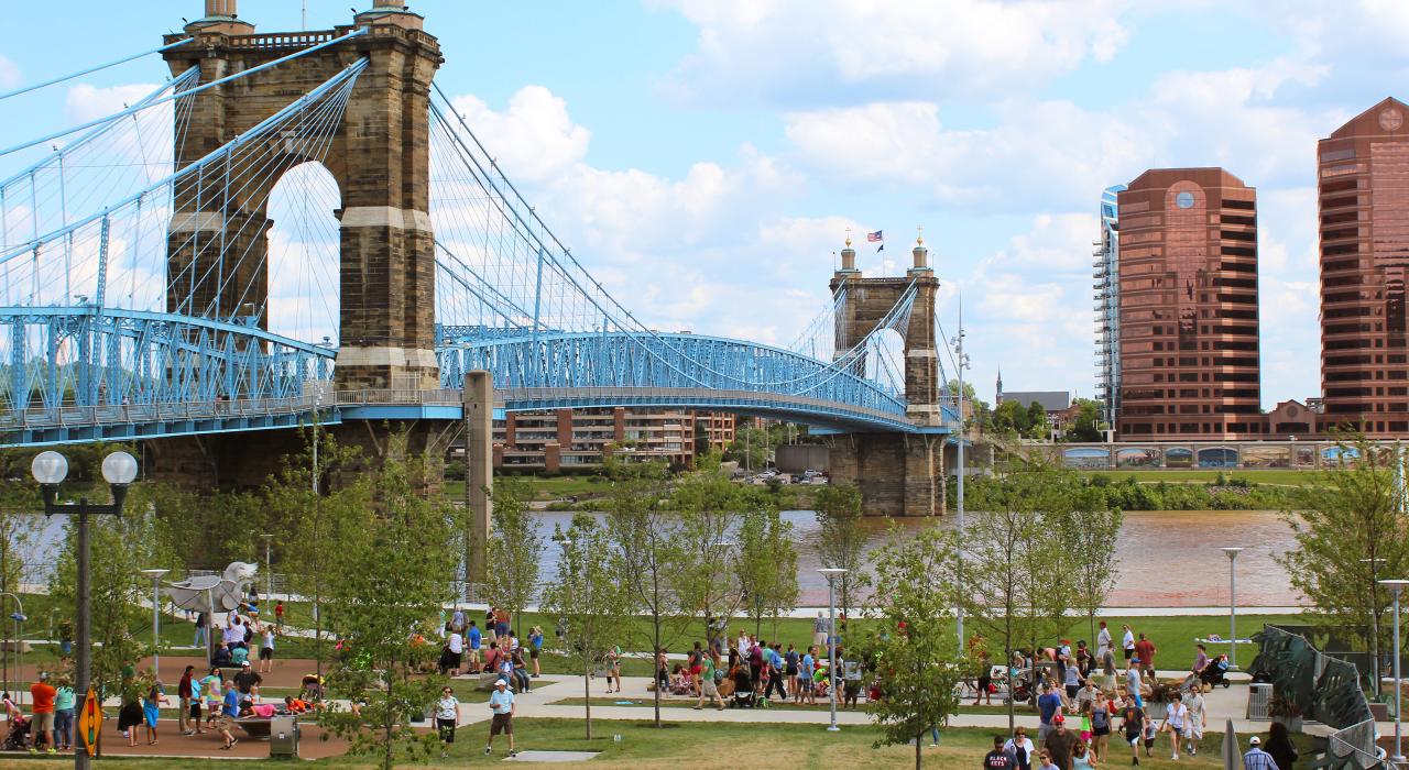 俄亥俄州辛辛那提俄亥俄河上的罗布林大桥 (Roebling Bridge) 俄亥俄州辛辛那提俄亥俄河上的罗布林大桥 (Roebling Bridge)