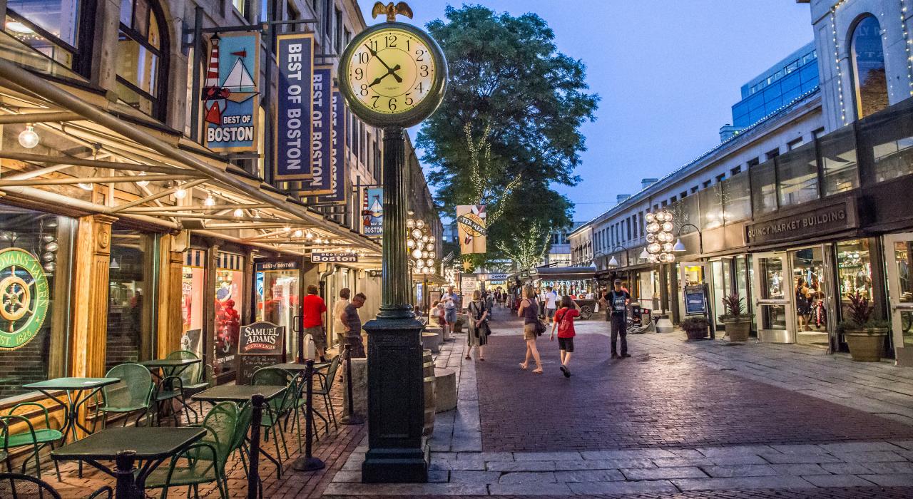 穿过马萨诸塞州波士顿的昆西市场 穿过马萨诸塞州波士顿的昆西市场