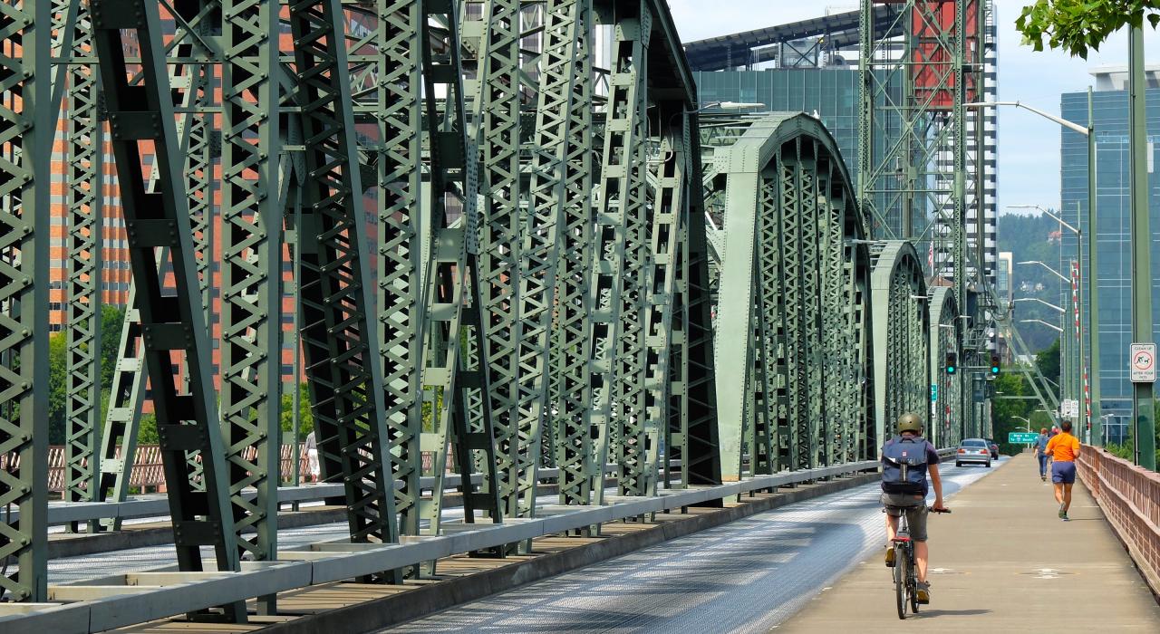 俄勒冈州波特兰桥下的壮美风光 俄勒冈州波特兰桥下的壮美风光