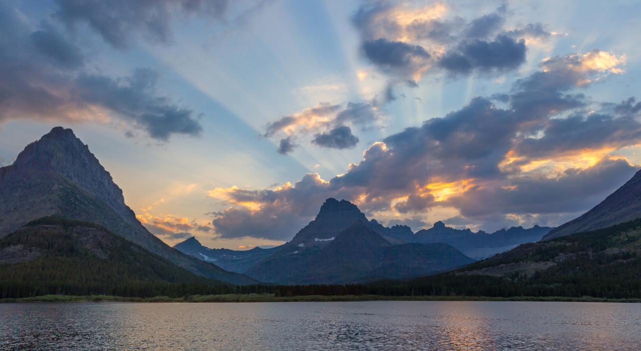 风景如画的麦当劳湖山谷静待着一天活动的开始