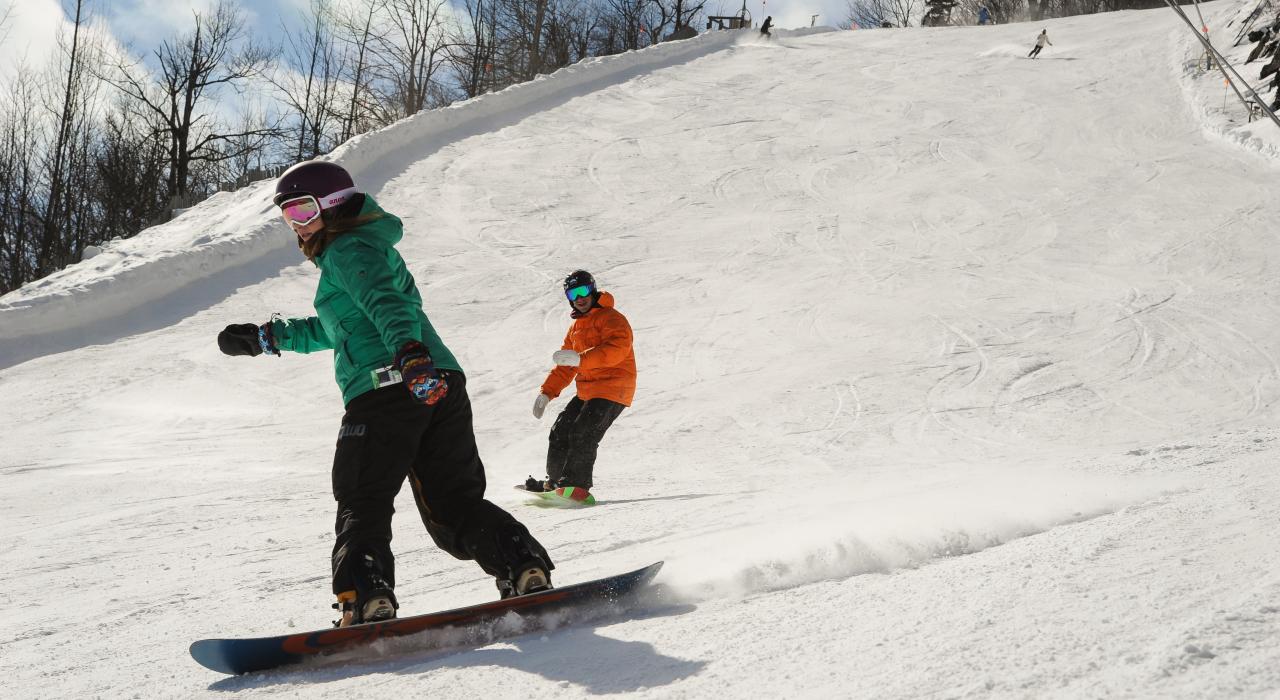 在纽约州卡茨基尔山脉上单板滑雪 在纽约州卡茨基尔山脉上单板滑雪