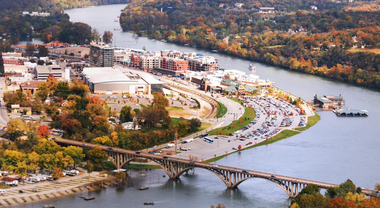 秋日的布兰森码头和滨水闹市区