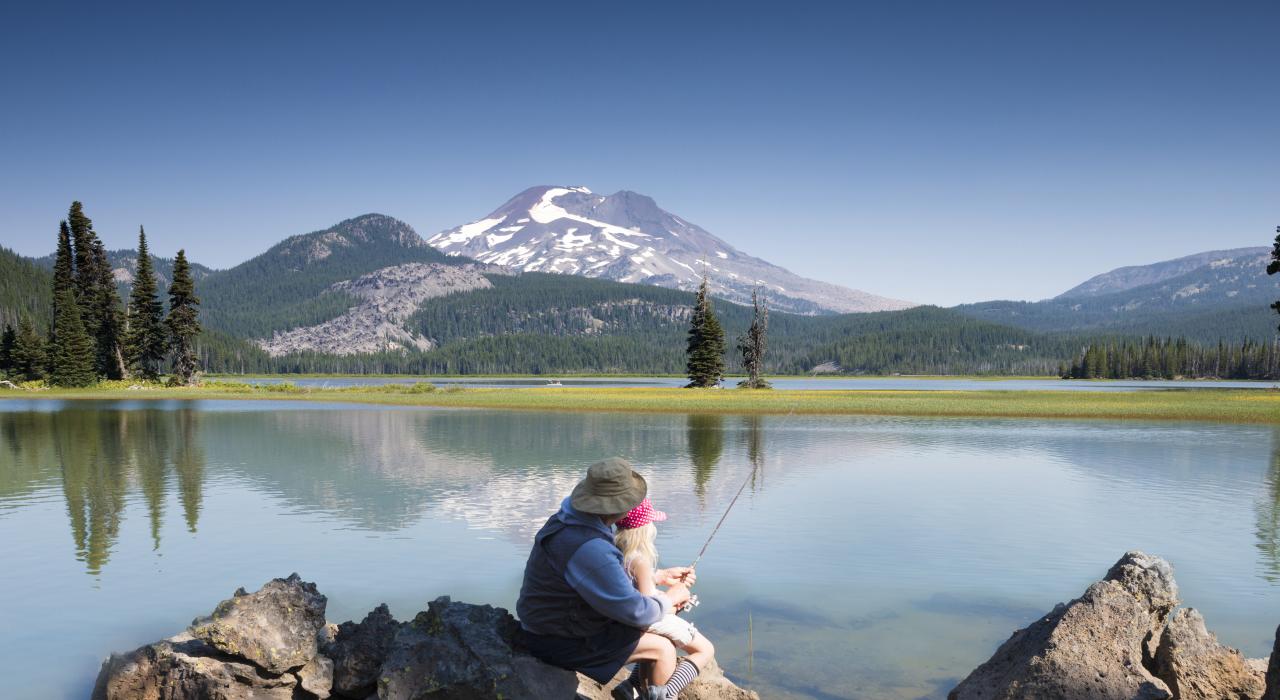 在卡斯卡德山脉附近的火花湖旁垂钓 在卡斯卡德山脉附近的火花湖旁垂钓