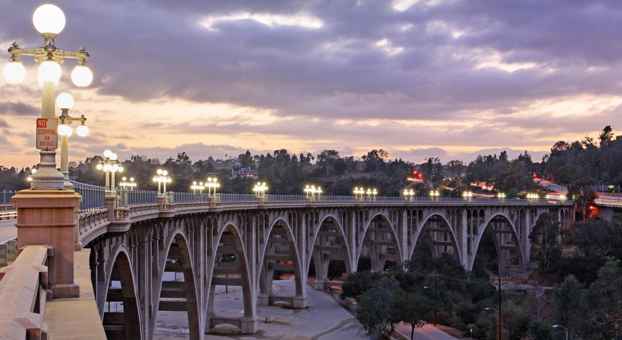 建于 1913 年的科罗拉多街大桥，是一座古典建筑风格的混凝土拱桥