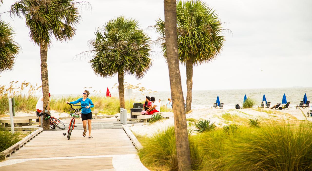 在南卡罗来纳州希尔顿黑德岛海滨骑自行车