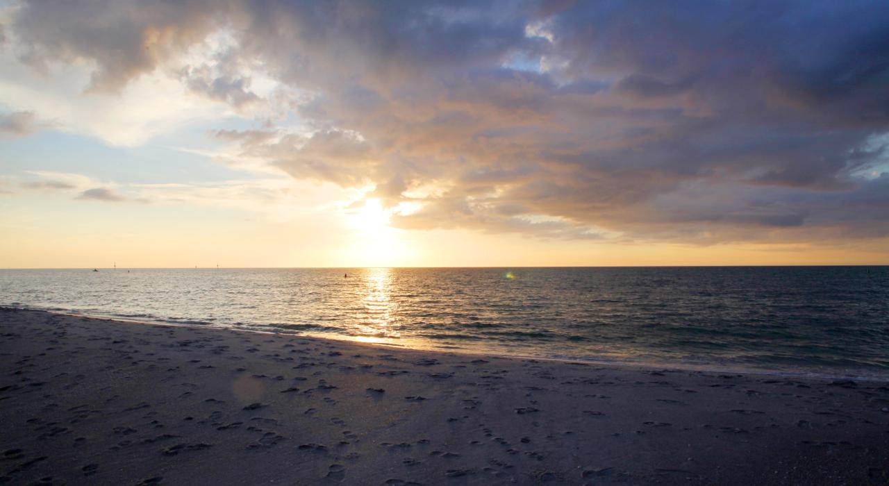 佛罗里达州夏洛特县恩格尔伍德海滩的水上日落风光