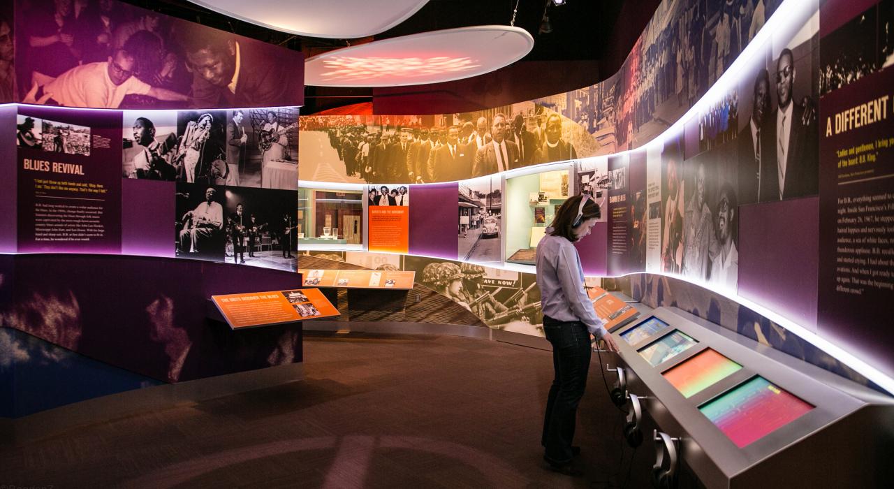 漫步于密西西比州印第安诺拉的 B.B.King 博物馆的展厅 漫步于密西西比州印第安诺拉的 B.B.King 博物馆的展厅