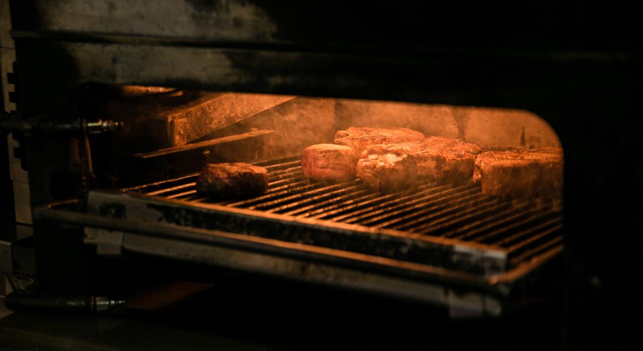 密西西比州格林维尔 Doe’s Eat Place 餐厅的牛排 密西西比州格林维尔 Doe’s Eat Place 餐厅的牛排