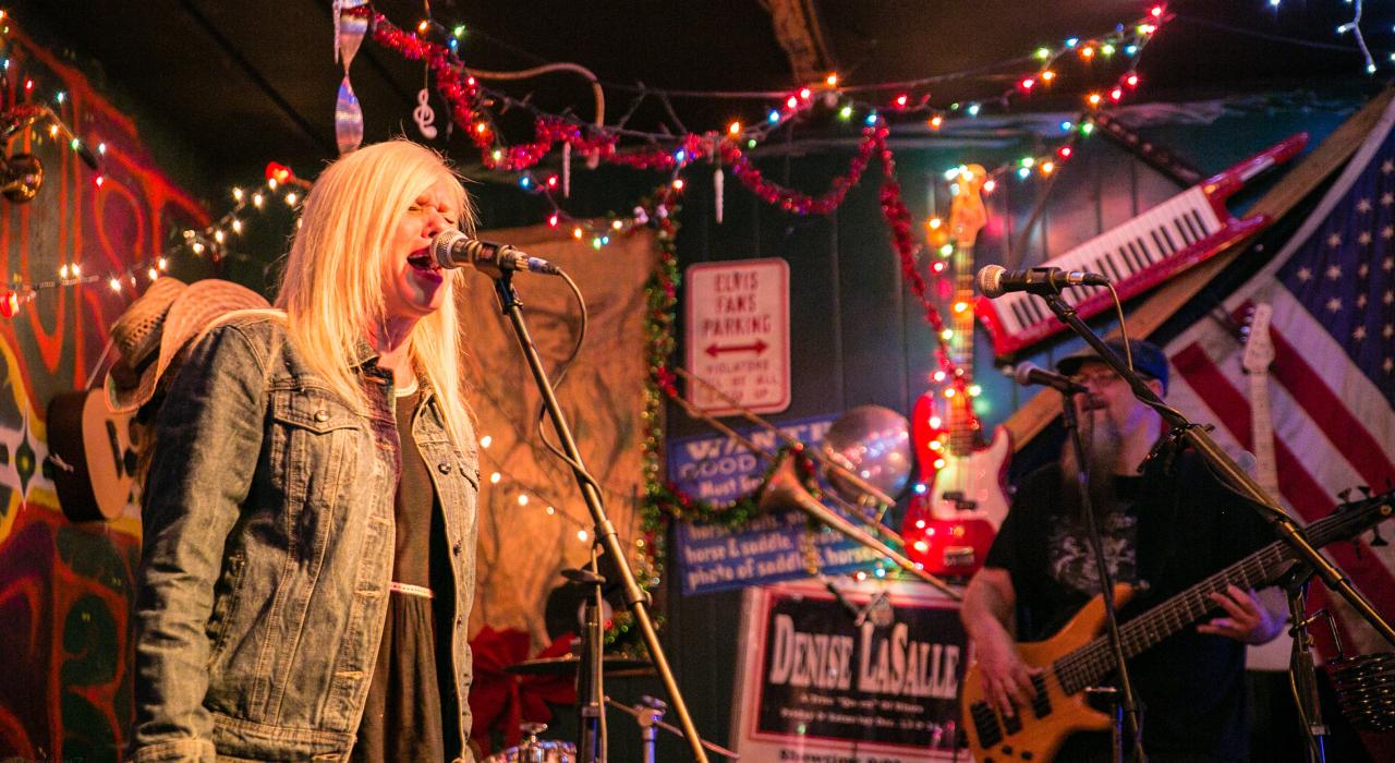 乐队在密西西比州格林维尔的核桃街蓝调酒吧表演 乐队在密西西比州格林维尔的核桃街蓝调酒吧表演