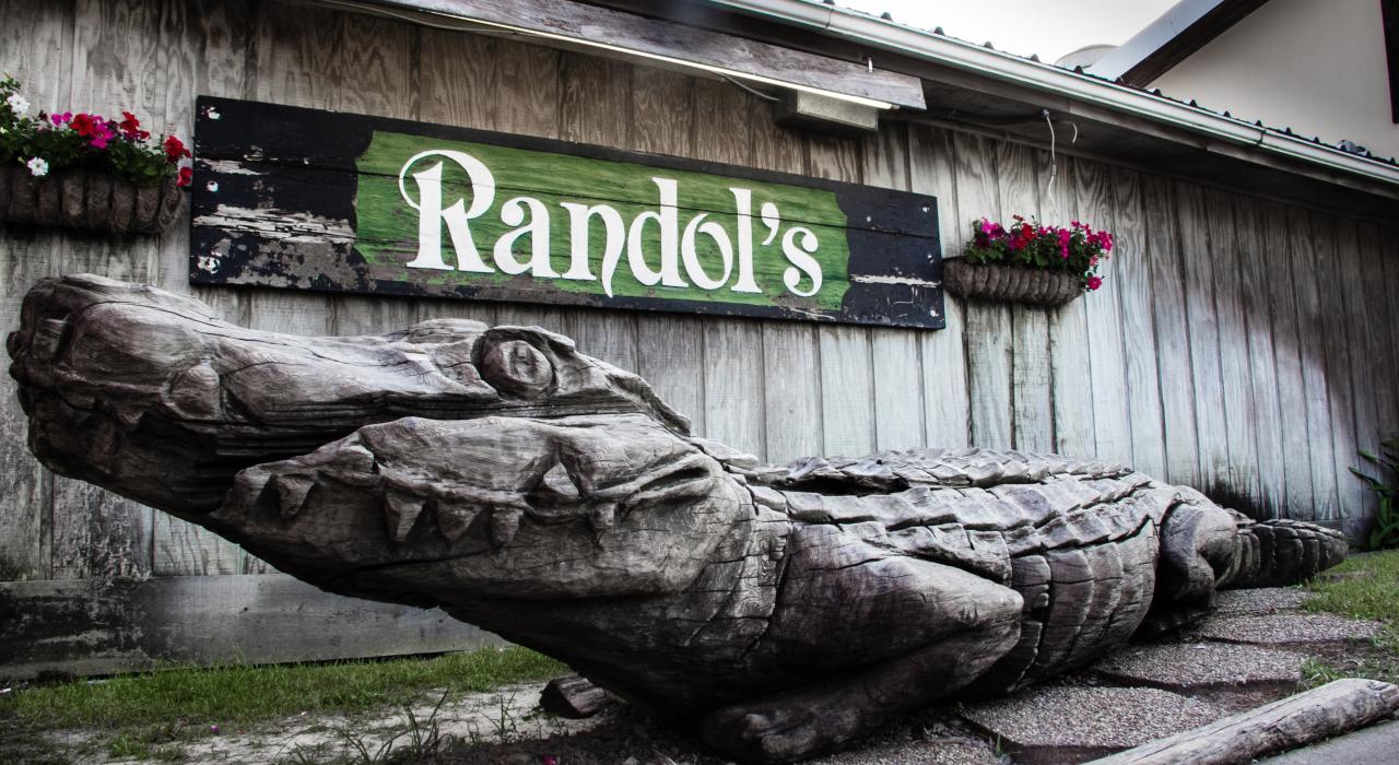 路易斯安那州拉斐特的 Randol’s Restaurant 餐厅,一个鳄鱼木雕欢迎着客人光临 路易斯安那州拉斐特的 Randol’s Restaurant 餐厅,一个鳄鱼木雕欢迎着客人光临