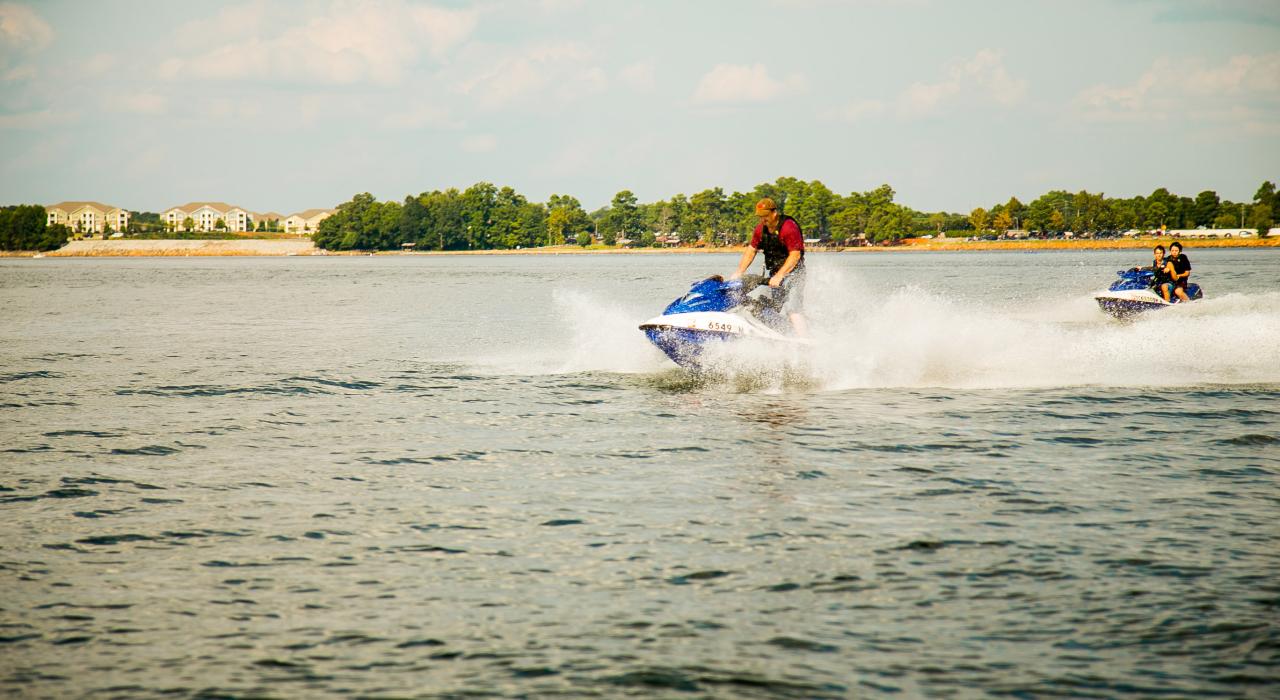 骑水上摩托车穿越南卡罗来纳州默里湖