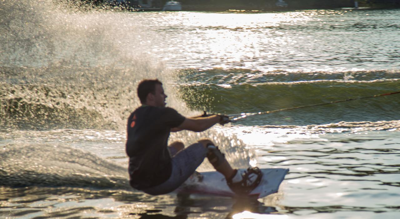 在南卡罗来纳州默里湖体验滑水乐趣