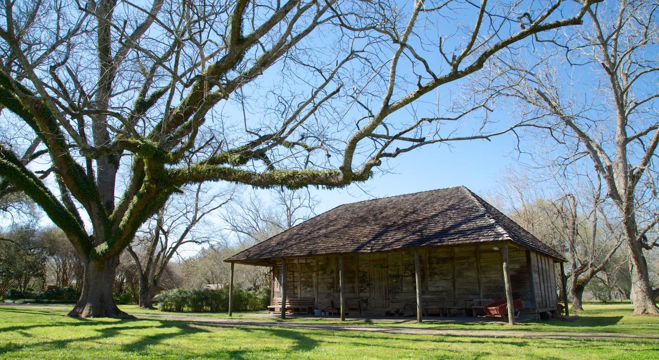 路易斯安那州纳契托什教区梅尔罗斯种植园里的一间老木屋 路易斯安那州纳契托什教区梅尔罗斯种植园里的一间老木屋