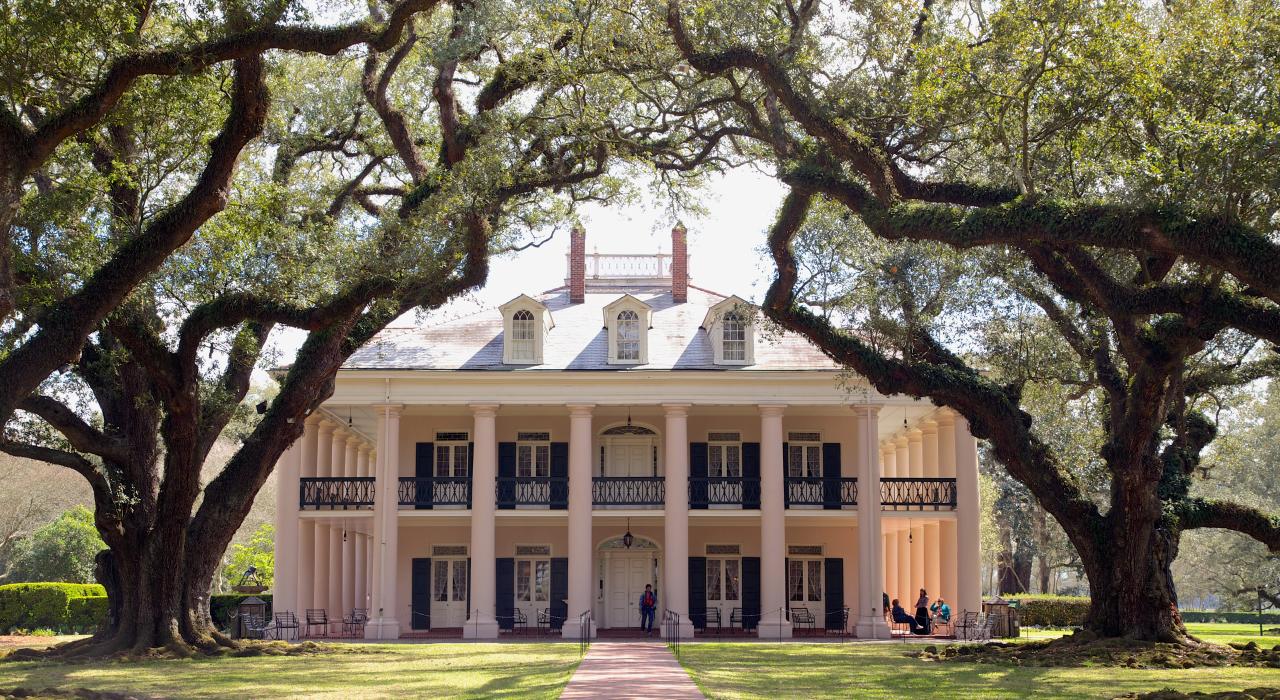 Beautiful view of Oak Alley Plantation in Louisiana Beautiful view of Oak Alley Plantation in Louisiana