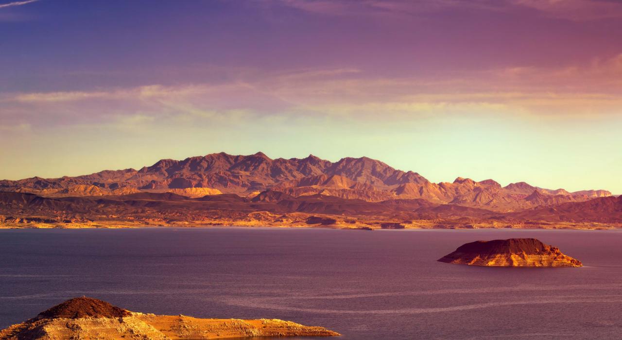 一块巨石静静凝望着水库宁静的水面 一块巨石静静凝望着水库宁静的水面