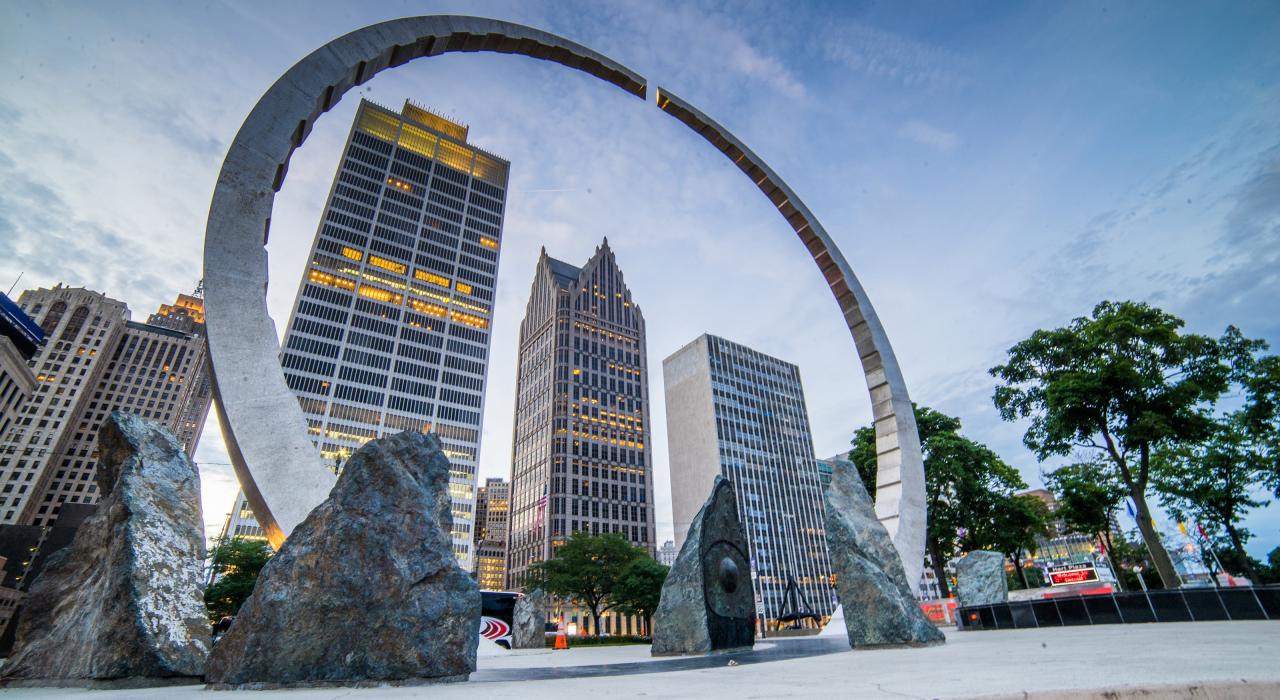 密西根州底特律哈特广场 (Hart Plaza) 的公共艺术作品:“超越” 密西根州底特律哈特广场 (Hart Plaza) 的公共艺术作品:“超越”