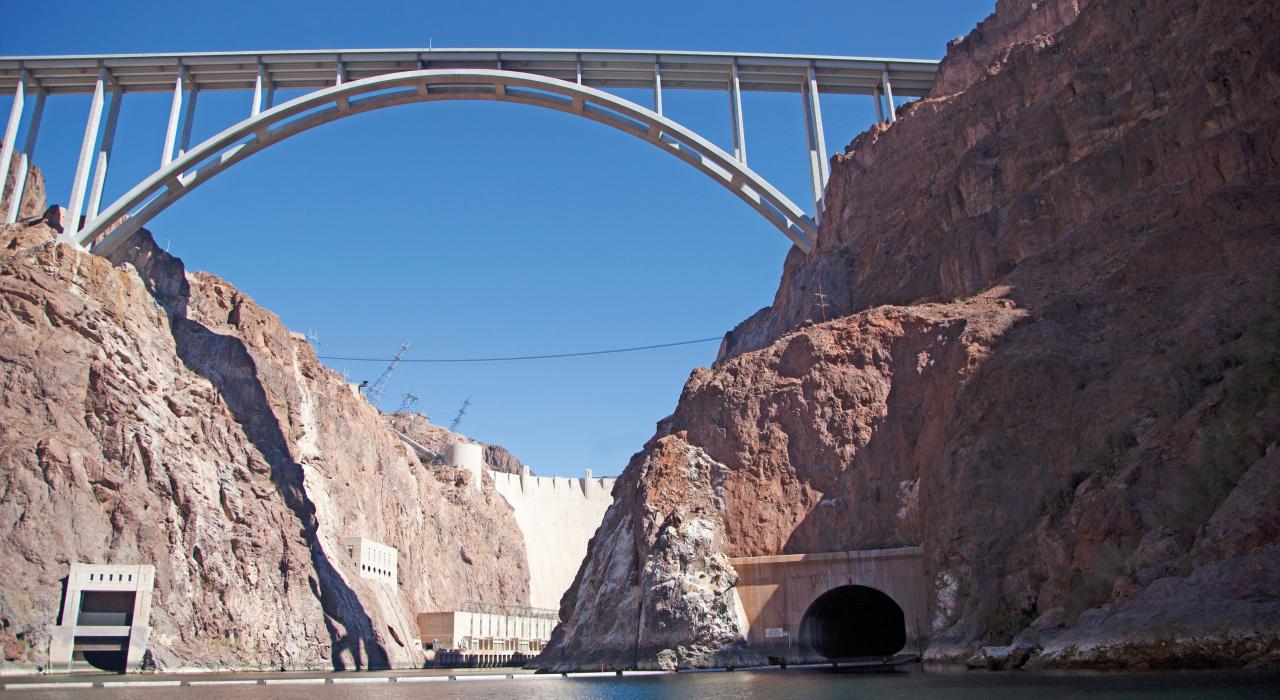 充满历史感的胡佛水坝与科罗拉多河上的 93 号高速公路桥