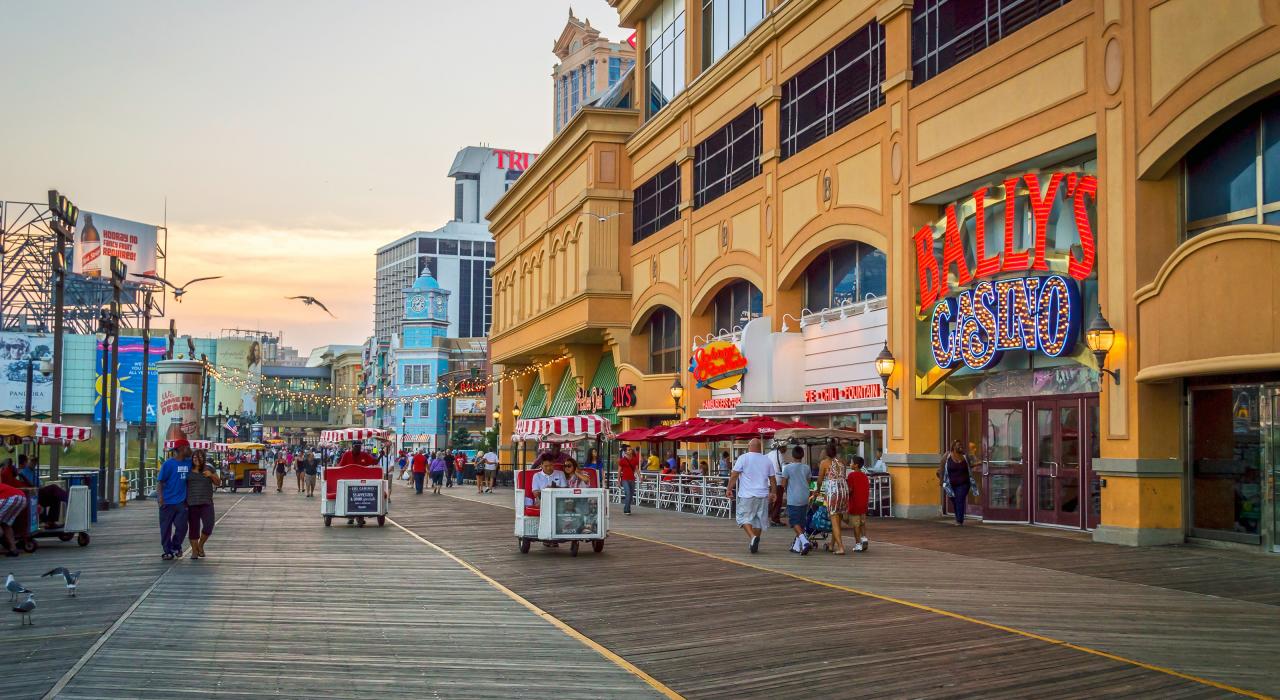 漫步于新泽西州大西洋城的木板路 漫步于新泽西州大西洋城的木板路