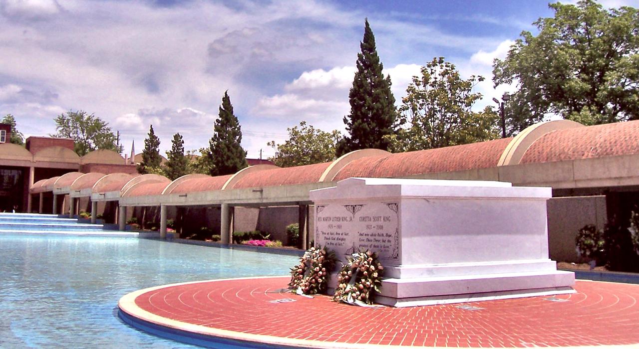 马丁·路德·金和他的夫人科丽塔·斯科特·金位于佐治亚州亚特兰大的墓地