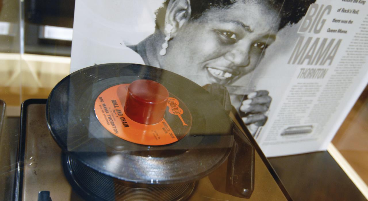 密西西比州克拉克斯戴尔三角洲蓝调博物馆的胖美人 Mama Thornton 展览