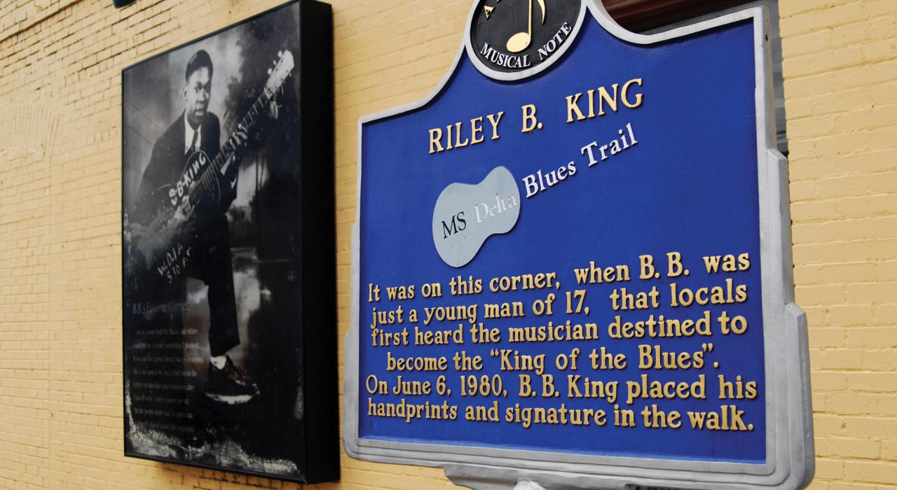 在密西西比州蓝调之路上,密西西比州印第安诺拉 B.B. King 标牌 在密西西比州蓝调之路上,密西西比州印第安诺拉 B.B. King 标牌
