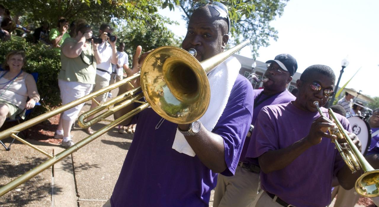在阿拉巴马州弗洛伦斯的 W.C.Handy 音乐节上表演