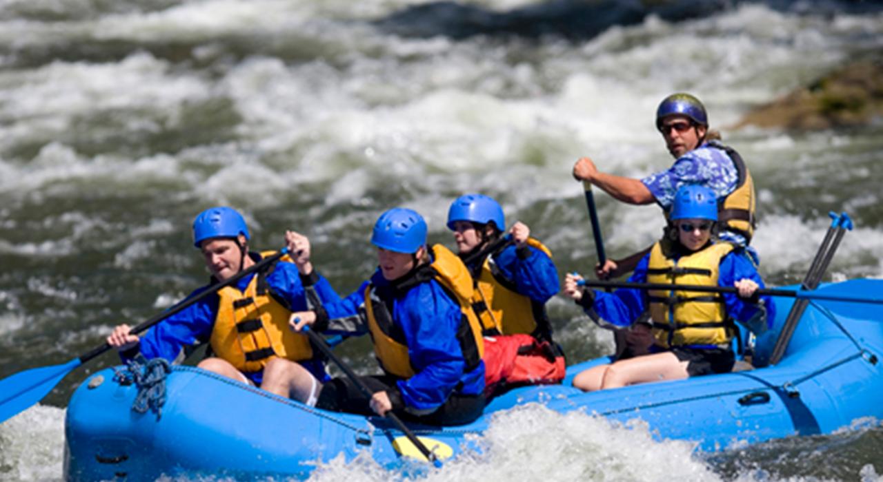 在博伊西附近湍急的河上漂流的一家人