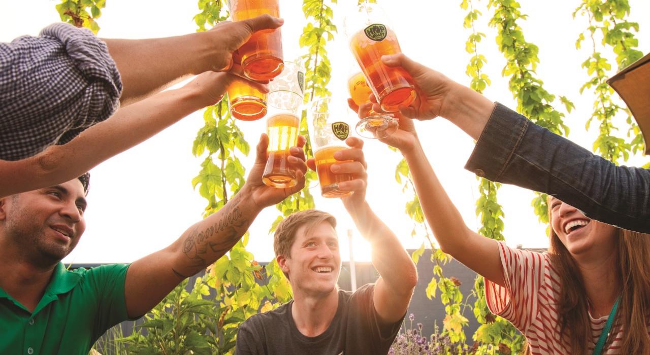 在俄勒冈州尤金市的 Hop Valley Brewing 啤酒公司举杯相庆 在俄勒冈州尤金市的 Hop Valley Brewing 啤酒公司举杯相庆