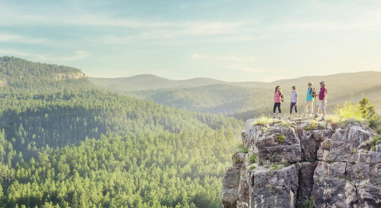 站在黑山山脉的 Falling Rock 岩石上一览令人叹为观止的周边乡村景致 站在黑山山脉的 Falling Rock 岩石上一览令人叹为观止的周边乡村景致