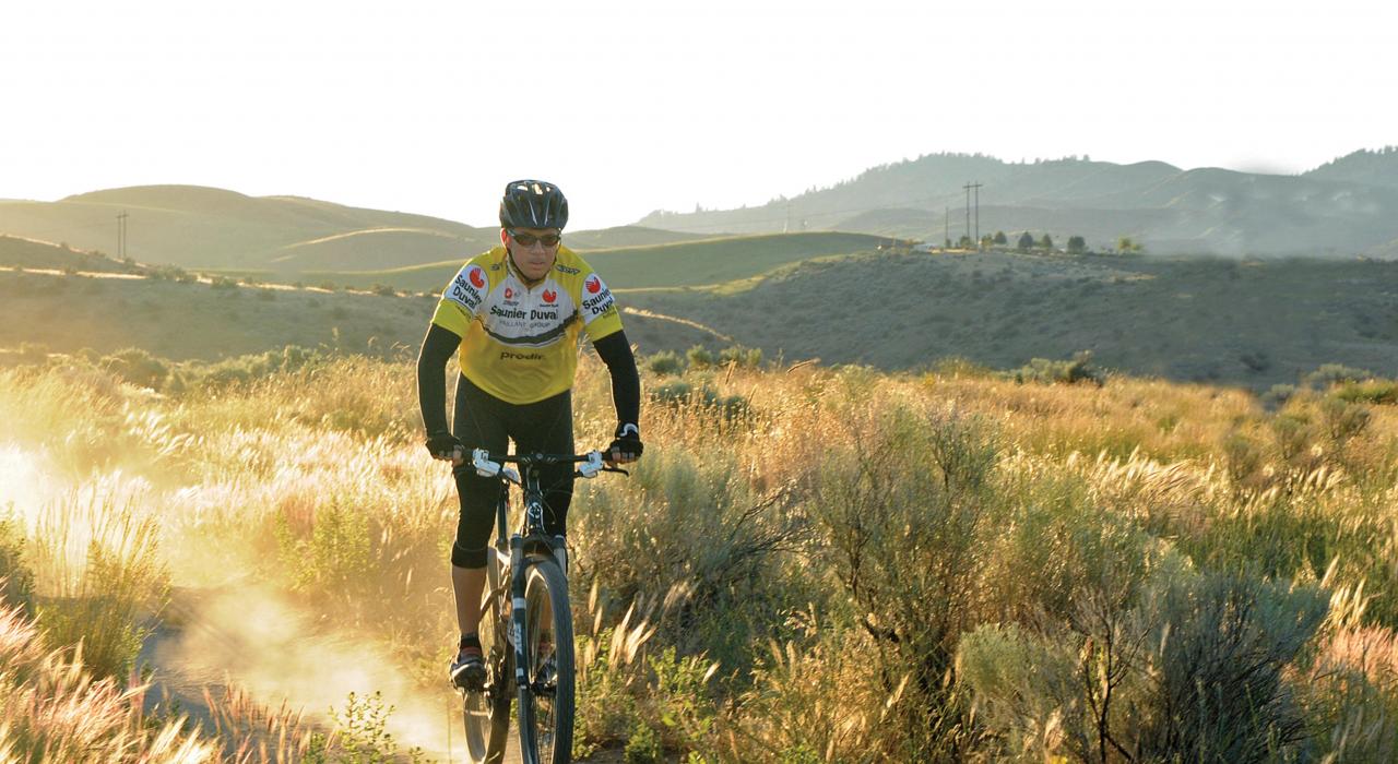 在博伊西周边崎岖的山路上骑行